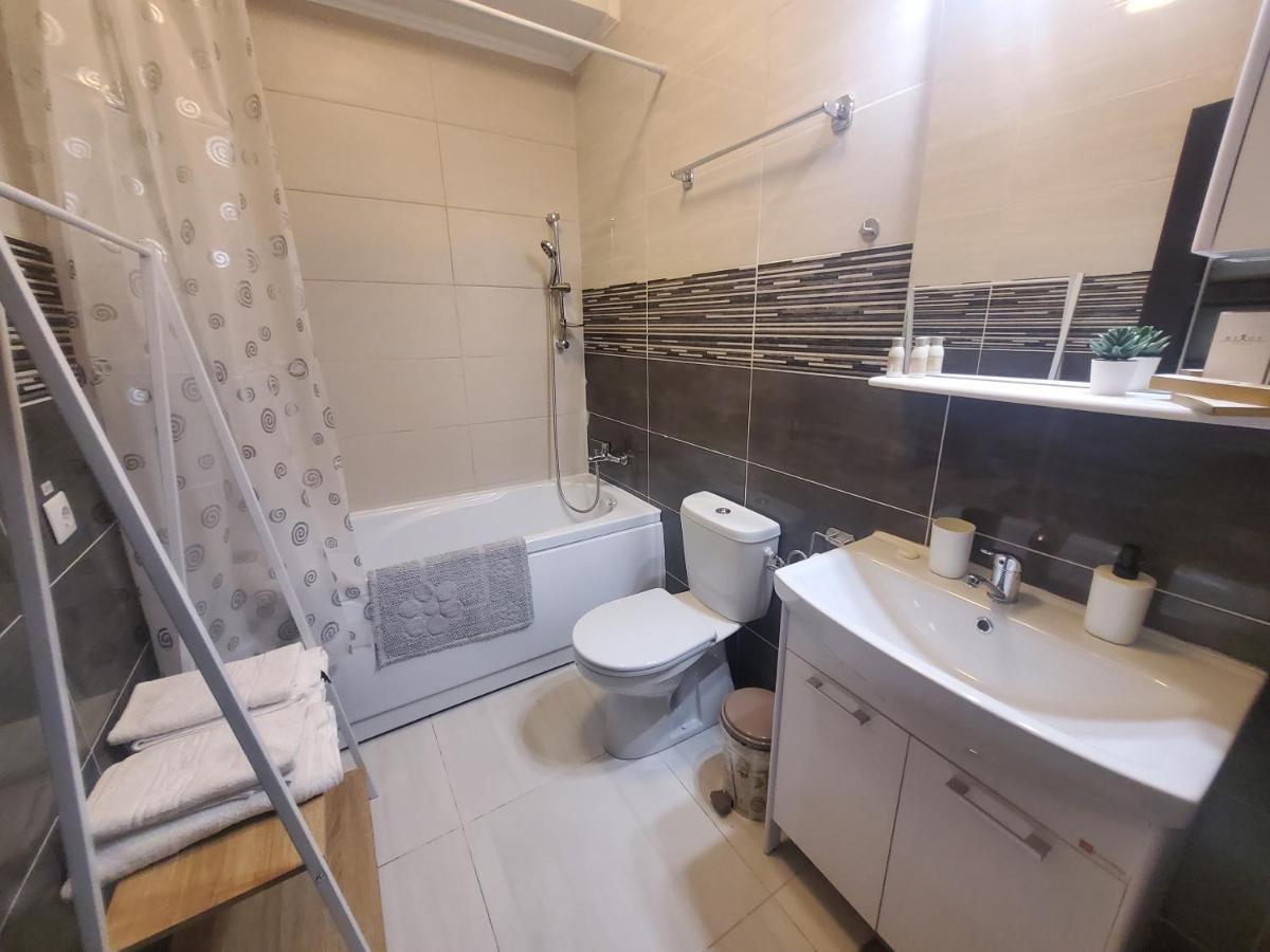 Morii Lake Special Apartment Bukares Bagian luar foto