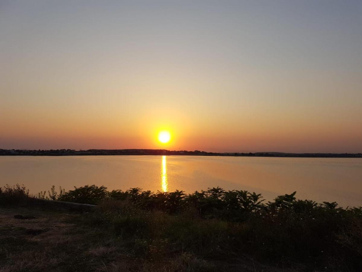Morii Lake Special Apartment Bukares Bagian luar foto